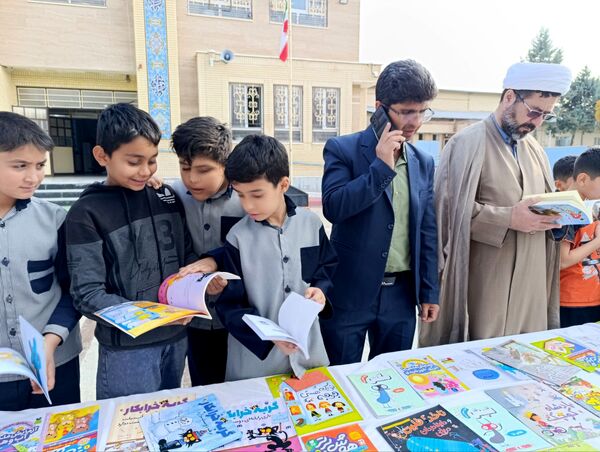 برگزاری نمایشگاه کتاب در دبستان معلم دو آشخانه 