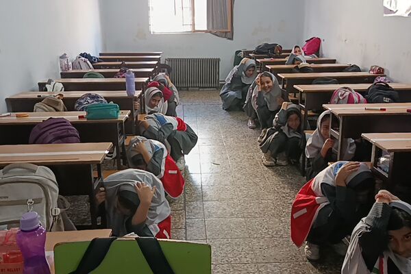هلال‌احمر در بعثت ۲؛ تمرین ایمنی با دختران دبستانی
