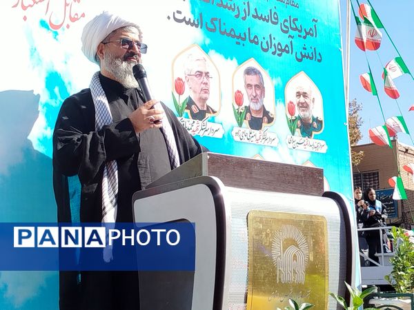 حضور پرشور نوجوانان و خانواده‌ها در سیزده آبان تجدید پیمان با انقلاب