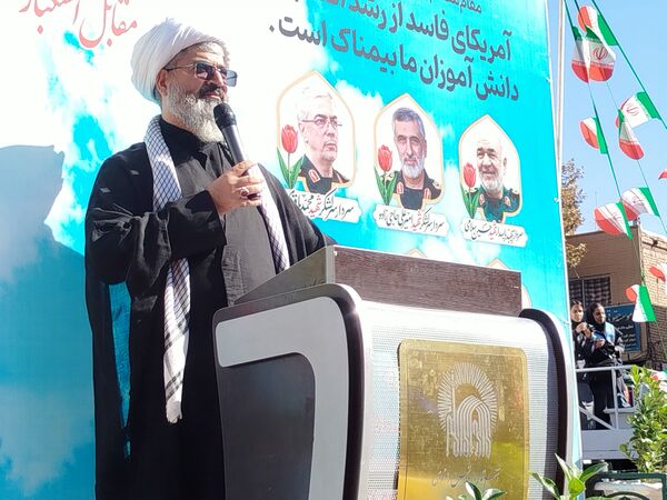 حضور پرشور نوجوانان و خانواده‌ها در سیزده آبان تجدید پیمان با انقلاب