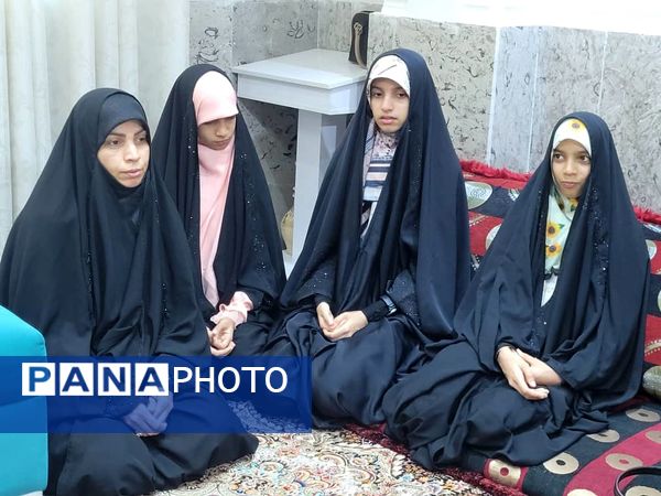 دیدار مسئولان آموزش و پرورش ناحیه یک بندرعباس با خانواده شهید رضا زارعی