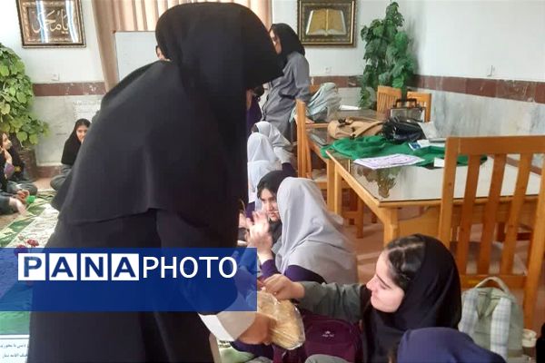 جلسه انس با قرآن و گفتمان دینی در دبیرستان فرزانگان قائمشهر
