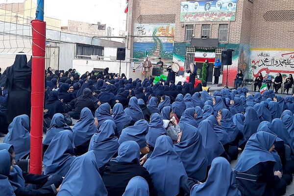 برگزاری جشن پرشور روز دانش آموز در دبیرستان شهدای هسته‌ای