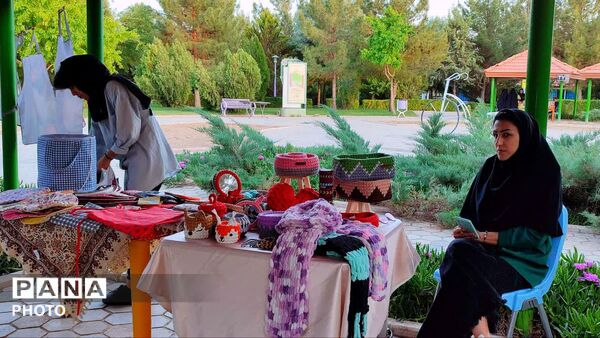 برگزاری همایش پیاده روی خانوادگی در باغ بانوان نجف آباد 