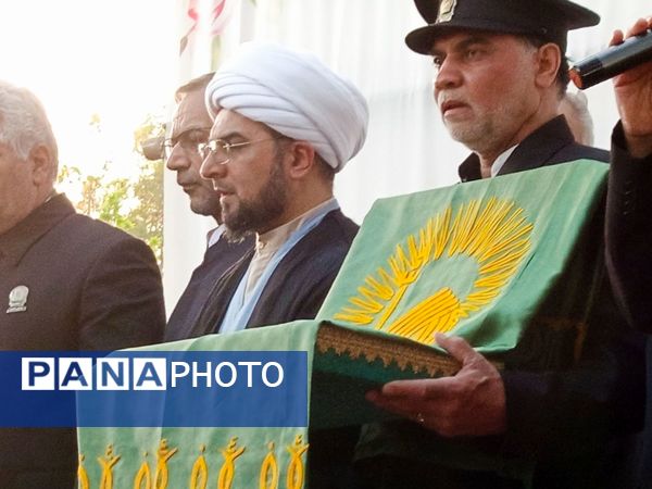 قدم هایی به عشق معلمان