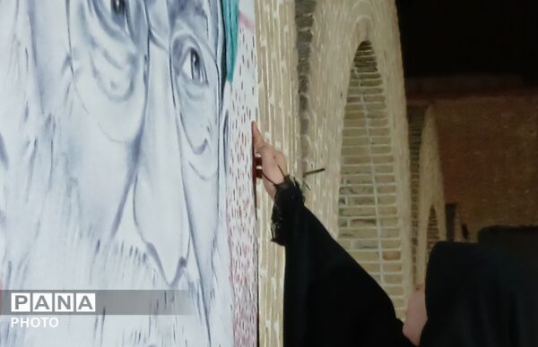 اثر انگشت هایی که قاب رهبر شهید را کامل کردند 