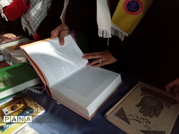 برپایی غرفه کتابخوانی در شهرستان خلیل آباد