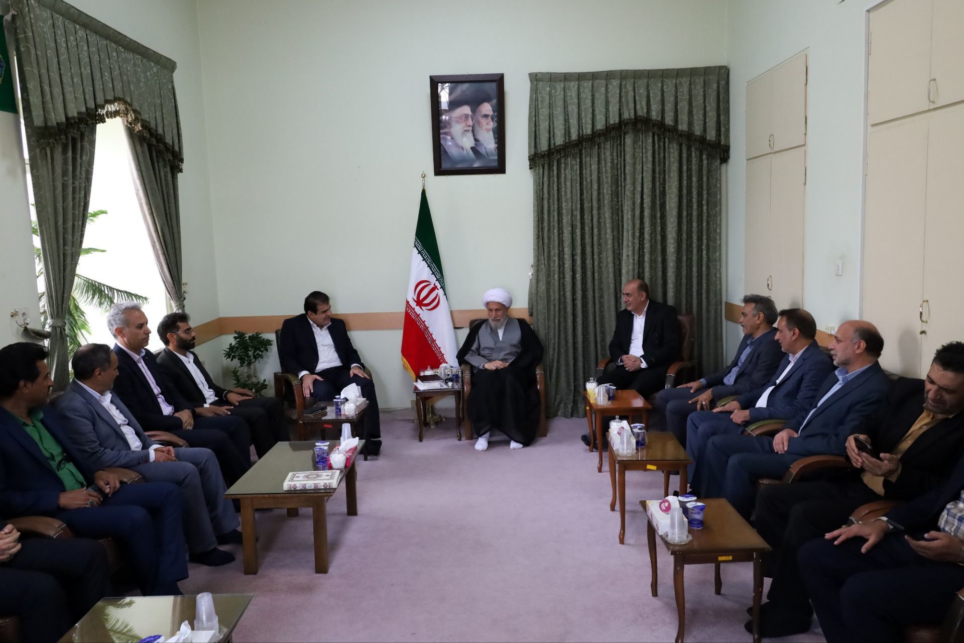 همه باید در راستای نهادینه کردن ارزش‌های انقلابی تلاش کنند