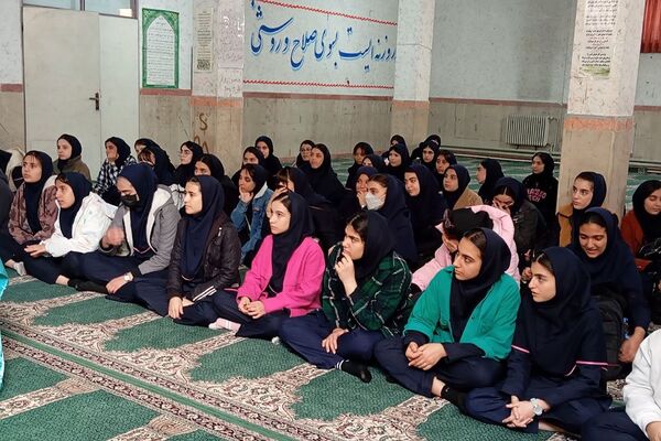 نشست کتابخوان مدرسه‌ای در دبیرستان دخترانه جوادالائمه بهارستان‌دو