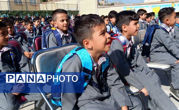 برگزاری جشن شکوفه ها در دبستان حاج تقی احدیان ناحیه ۶ مشهد