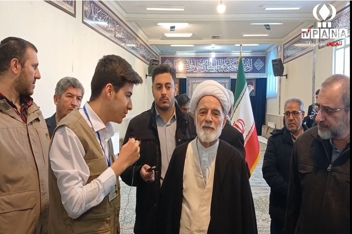 تقدیم رای نماینده ولی فقیه در استان مرکزی به شهدا/ فیلم