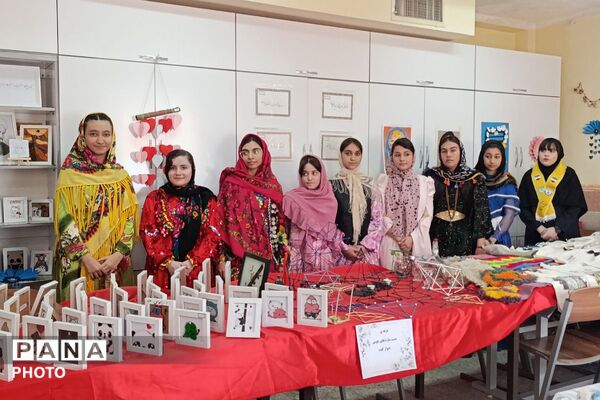 نمایشگاه کار و فناوری در دبیرستان نشاط بهارستان‌دو