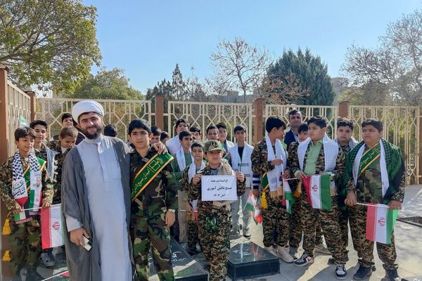 تجدید میثاق دانش‌آموزان با شهدا