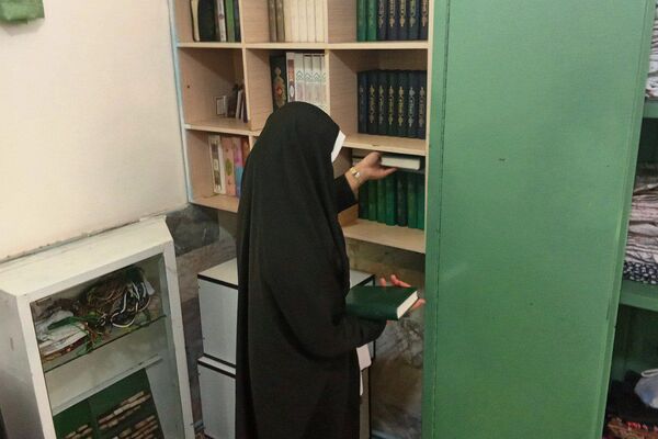 اجرای طرح غبارروبی نمازخانه مدارس در دبیرستان توحید یک شهرستان قدس