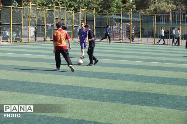 مسابقات فوتبال جام شهید آرمان در دبیرستان ماندگار البرز