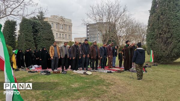  اقامه نماز ظهرِ روز طبیعت در جبهه خیابان