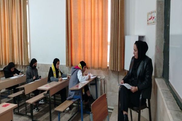  امتحانات ترم اول در دبیرستان دهنوی