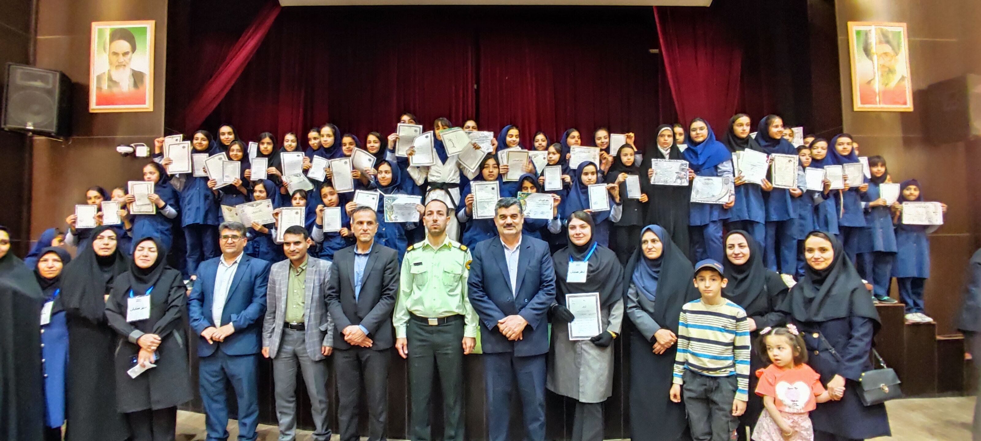 اختتامیه مسابقات ورزشی آموزشگاه هیhت امنایی ضحی ۲ در سالن غدیر شیروان