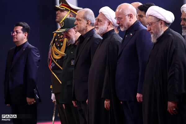 ادای احترام سران قوا و جمعی از مسئولان نظام بر پیکر مطهر رهبر شهید انقلاب