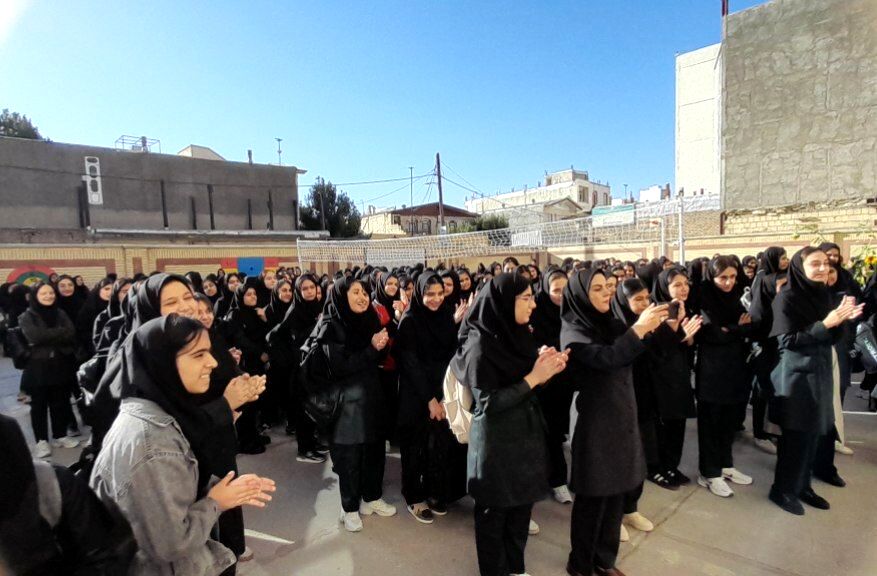 دانش‌آموزان با نوای دف و سرود به مدرسه بازگشتند