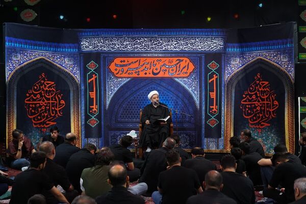 تجمع عظیم عاشقان در روز عاشورا به یاد امام حسین(ع)