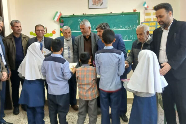 تجلیل از دانش‌آموزان با نیازهای ویژه دبستان بهار آزادی شهرستان آباده