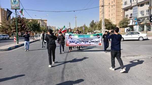 راهپیمایی 13 آبان دانش‌آموزان و مسئولین شهر مهستان