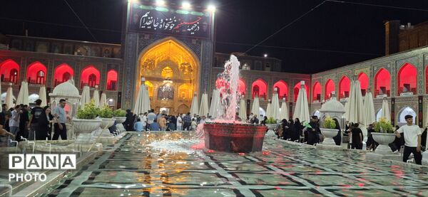 حرم امام رضا(ع) سیاه پوش عزای حسین‌(ع) شد