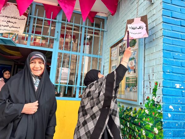 نواختن زنگ انقلاب در دبستان‌المهدی ناحیه 2 کرج 
