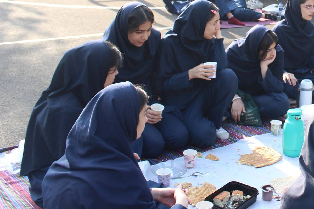 طلوع سلامتی در حیاط مدرسه؛ صبحانه‌ای به شیرینی دوستی