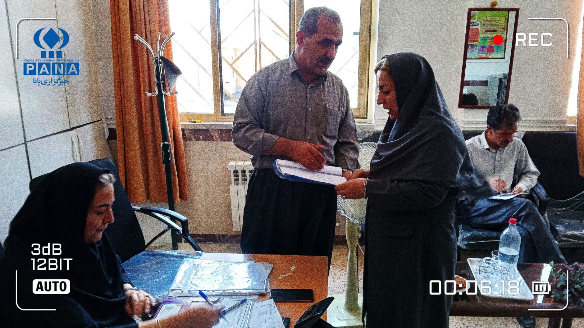 بازدید سرزده معاون آموزشی دهگلان از روند ثبت‌نام هنرستان بعثت