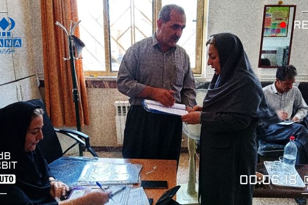 بازدید سرزده معاون آموزشی دهگلان از روند ثبت‌نام هنرستان بعثت