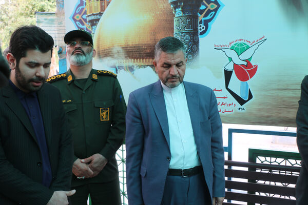 عطرافشانی مزار شهدای فرهنگی استان قم