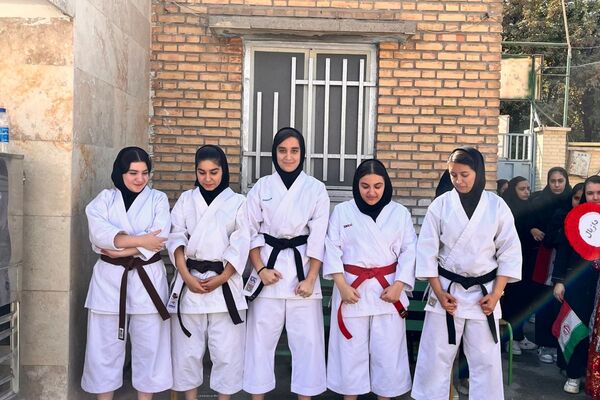 قدرت،هیجان و مهارت در نمایش کاراته کاران دبیرستان رضوان در افتتاحیه المپیاد ورزشی