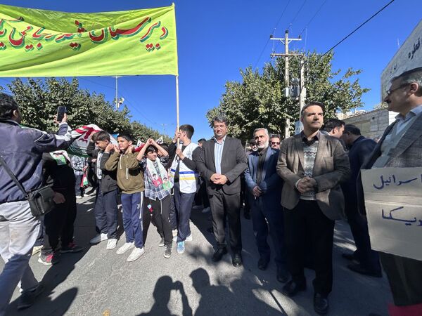 راهپیمایی ۱۳ آبان مدرسه شهید رجایی یک بجنورد