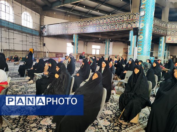 دکلمه‌خوانی دانش‌آموزان در مقابل مادران شهرستان قدس به‌مناسبت روز مادر