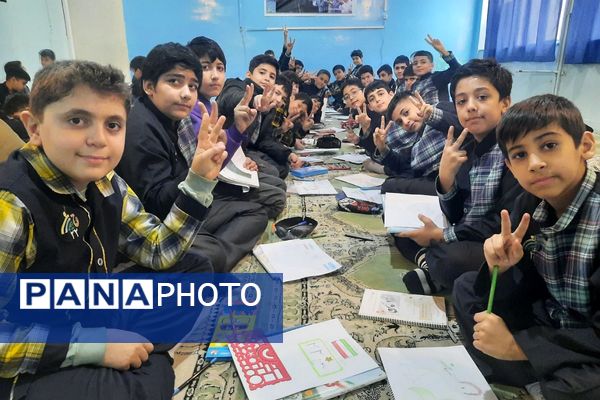 برپایی نمایشگاه دستاوردهای خلاقانه و نقاشی همگانی در دبستان شهید چمران ناحیه دو شهرری 