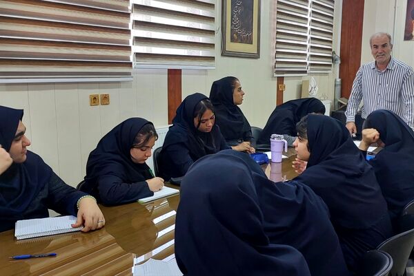 کارگاه آموزشی پیشگیری از آسیب‌های اجتماعی در دبیرستان دستغیب ناحیه 3 شیراز
