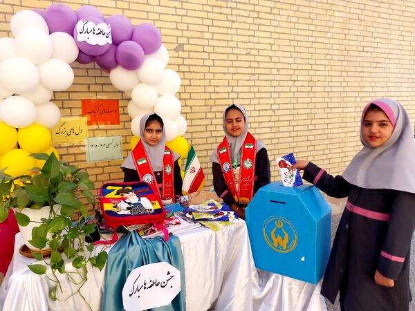 مهربانی در قاب مدرسه؛ برگزاری جشن عاطفه ها در دبستان شهید صدوقی یزد