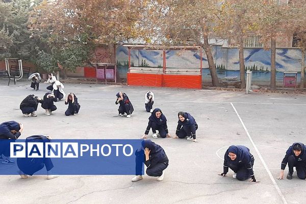 بیست و هفتمین مانور سراسری زلزله و ایمنی در دبیرستان دخترانه فرزانگان شهرقدس با شعار  مدرسه ایمن‌، جامعه تاب آور 