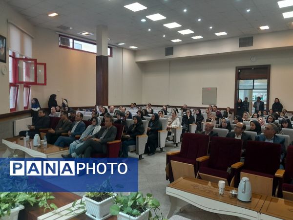 جلسه انجمن اولیا و مربیان در دبستان آرمینه مصلی نژاد ناحیه ۶ مشهد 