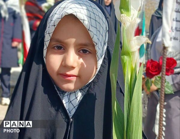 دلجویی دختران دانش‌آموز از خانواده شهدای جنگ رمضان در دهه کرامت 