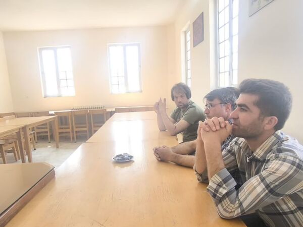 جلسه انجمن اولیا و شورای دانش آموزی در راستای برنامه‌ریزی هفته معلم