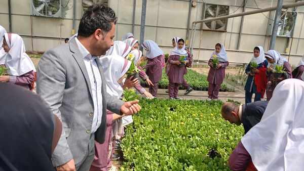 بازدید دانش‌آموزان مدرسه ایران از فضای سبز شهرداری ملارد به مناسبت روز زمین پاک