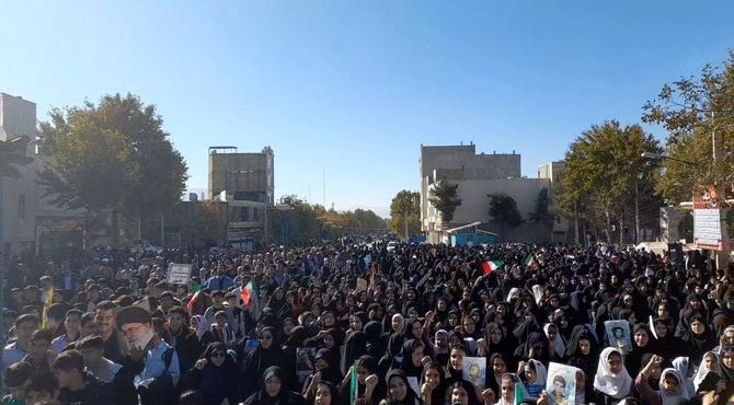 دانش‌آموزان در یوم‌الله ۱۳ آبان، در پیاده‌روی وحدت، یک‌صدا فریاد استقلال سر دادند