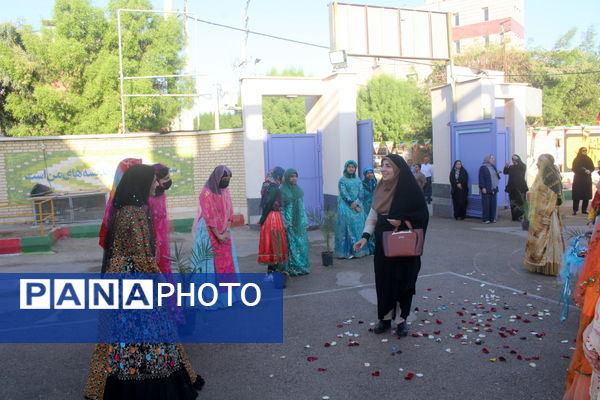 نواختن زنگ آغاز سال تحصیلی در دبیرستان شهیده سهام خیام  شاهد بوشهر