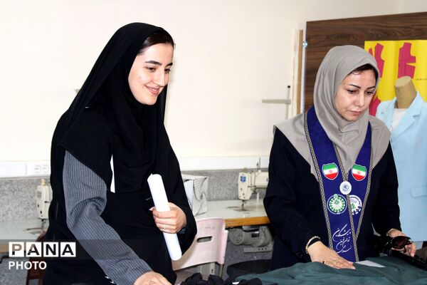 افتتاح نمایشگاه دست سازه‌های هنری در هفته مشاغل