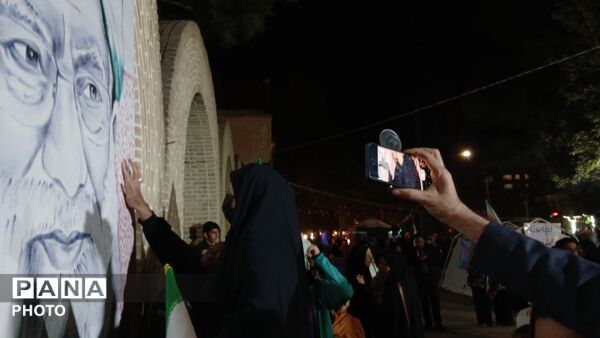 اثر انگشت هایی که قاب رهبر شهید را کامل کردند 