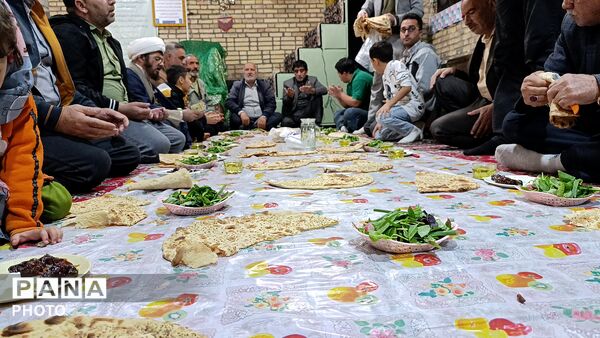 برپایی سفره‌های افطار ساده در شهر سفیددشت 