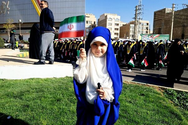 برگزاری مراسم راهپیمایی سیزده آبان با حضور دانش‌آموزان و مسئولین در ملارد